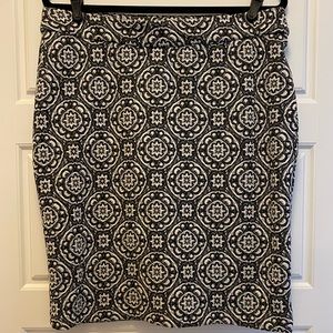 Roz & Ali, Black and White, Pencil Skirt with split in the back.